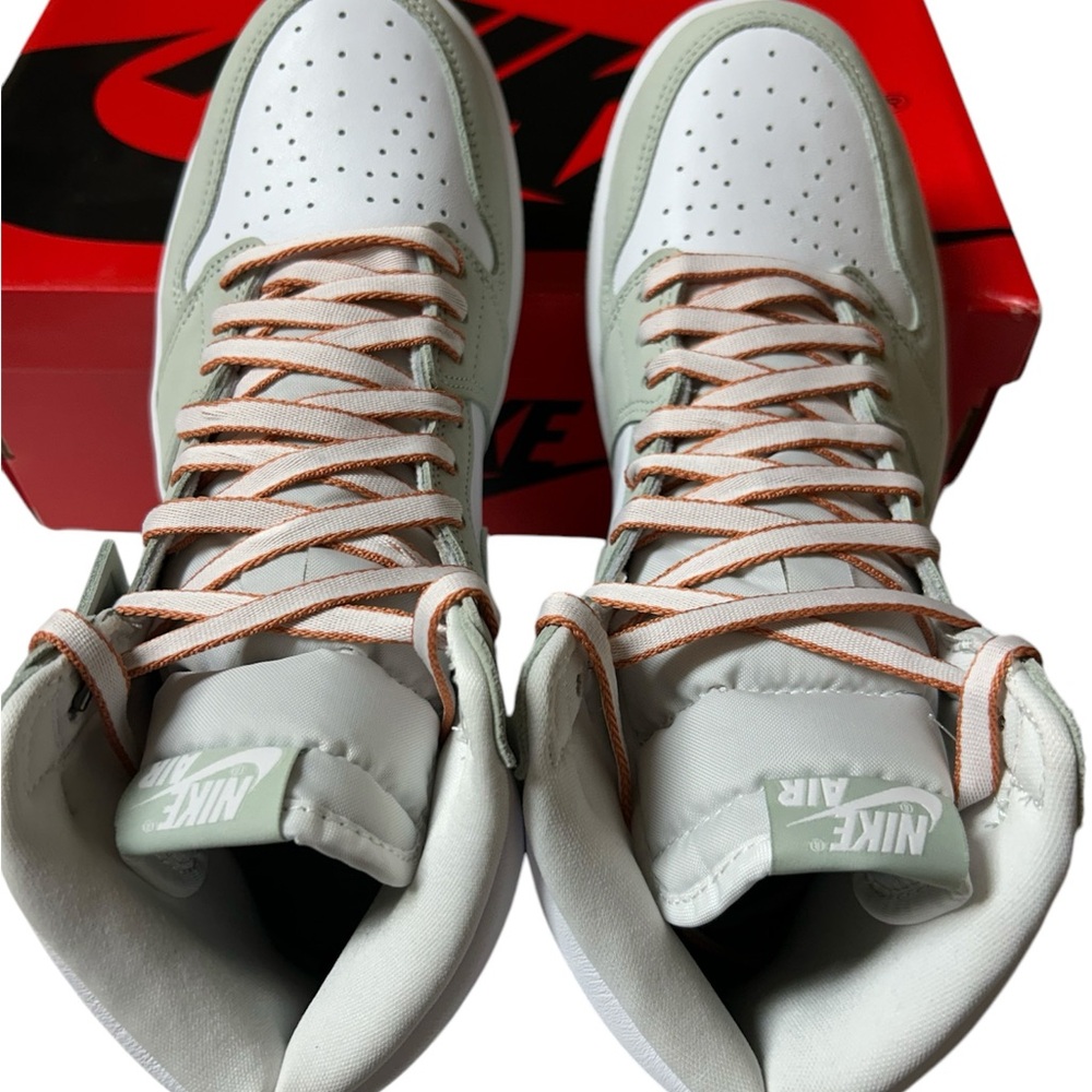Jordan 1 High OG - Picture 2 of 4